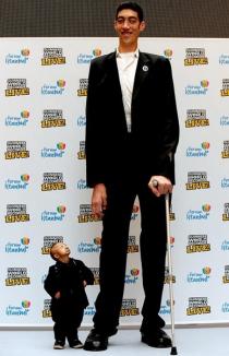 Cel mai înalt om din lume, care măsoară 2,5 metri, s-a oprit din crescut